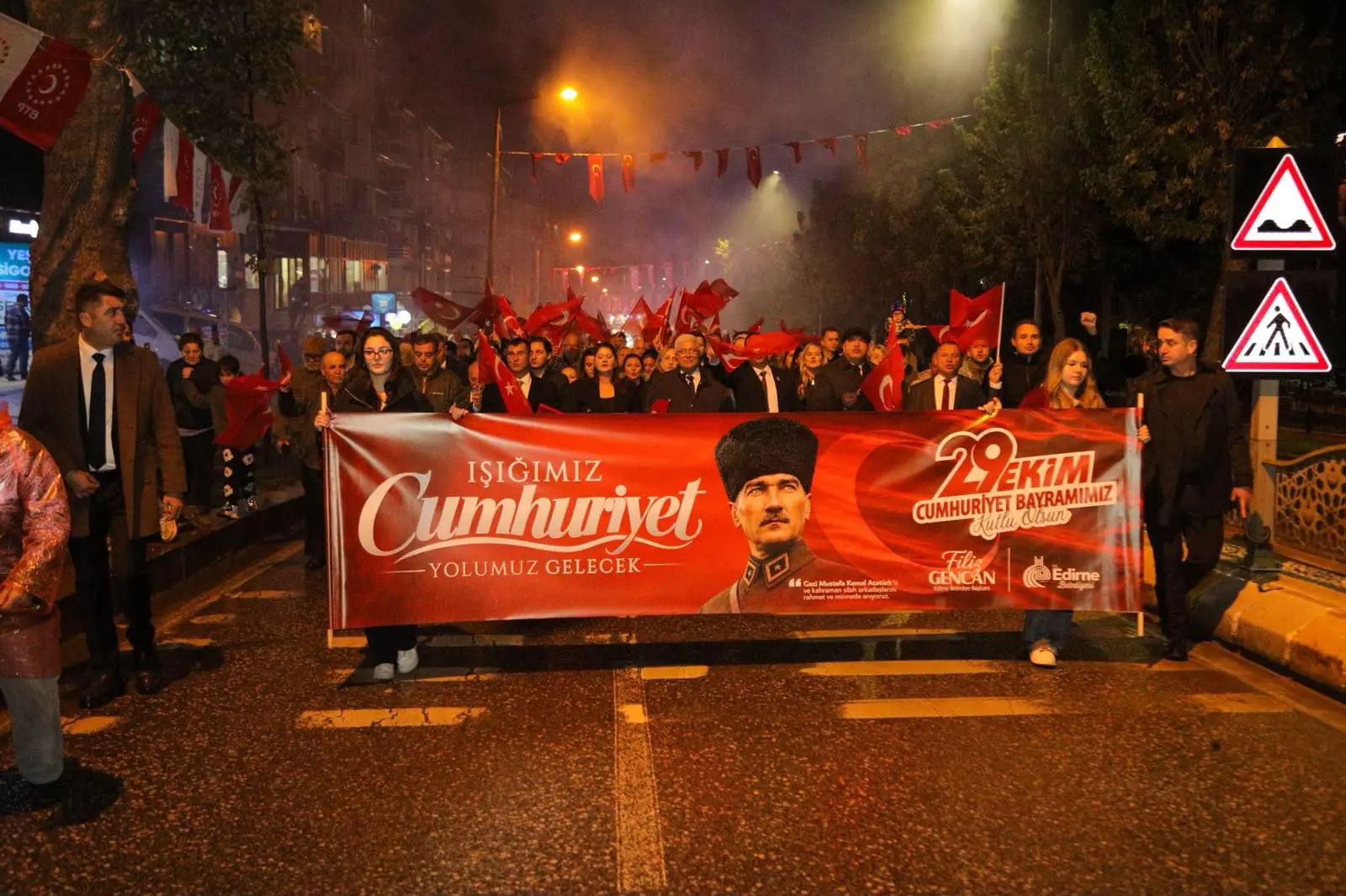 CUMHURİYET COŞKUSU SAĞANAK YAĞIŞA RAĞMEN SOKAKLARA TAŞTI: BİNLERCE EDİRNELİ FENER ALAYI’NDA BULUŞTU galeri görseli